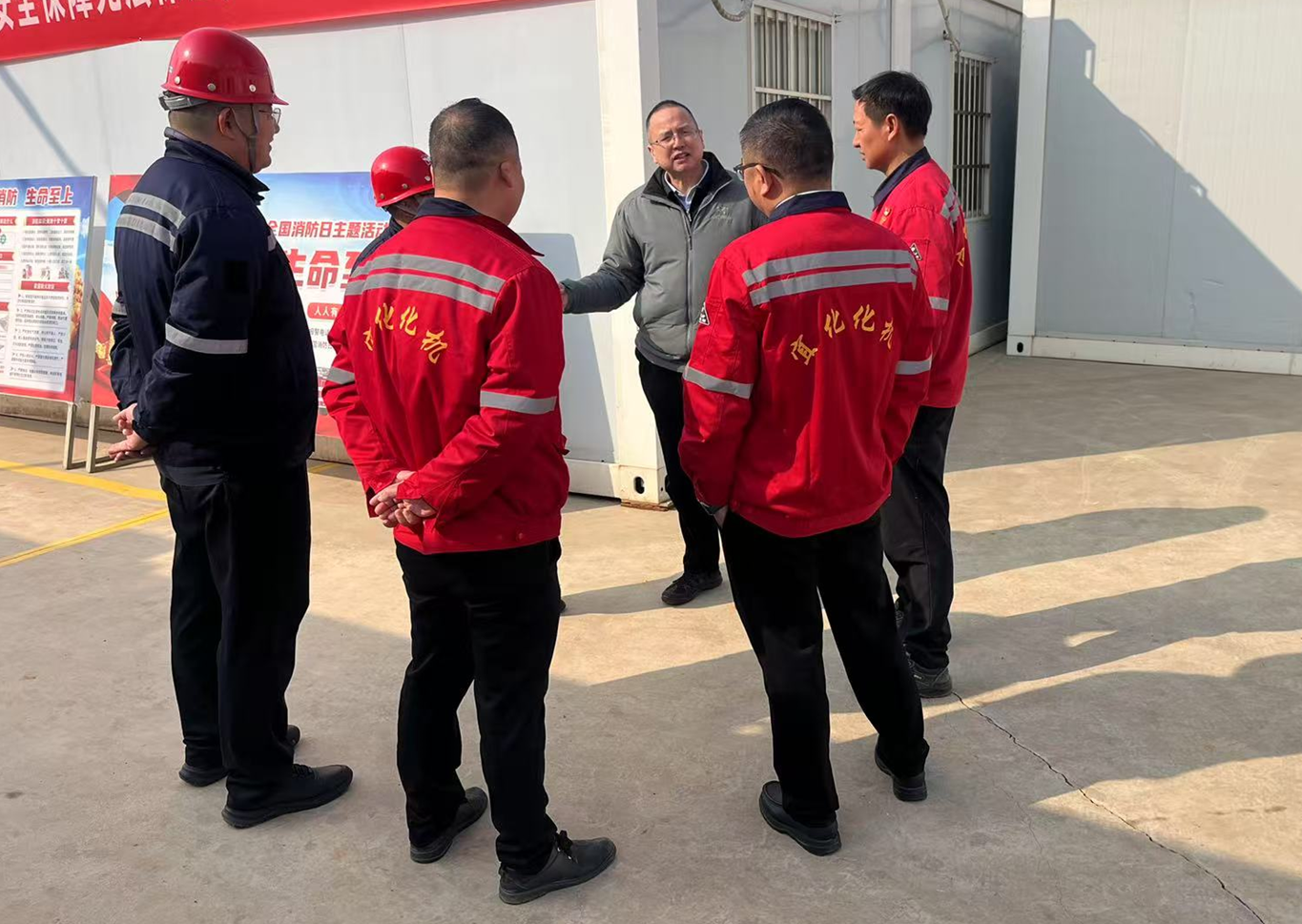 化機(jī)公司黨委書記、董事長、總經(jīng)理?xiàng)钪袧傻巾?xiàng)目現(xiàn)場(chǎng)走訪慰問(圖1) 化機(jī)公司黨委書記、董事長、總經(jīng)理?xiàng)钪袧傻巾?xiàng)目現(xiàn)場(chǎng)走訪慰問(圖1)