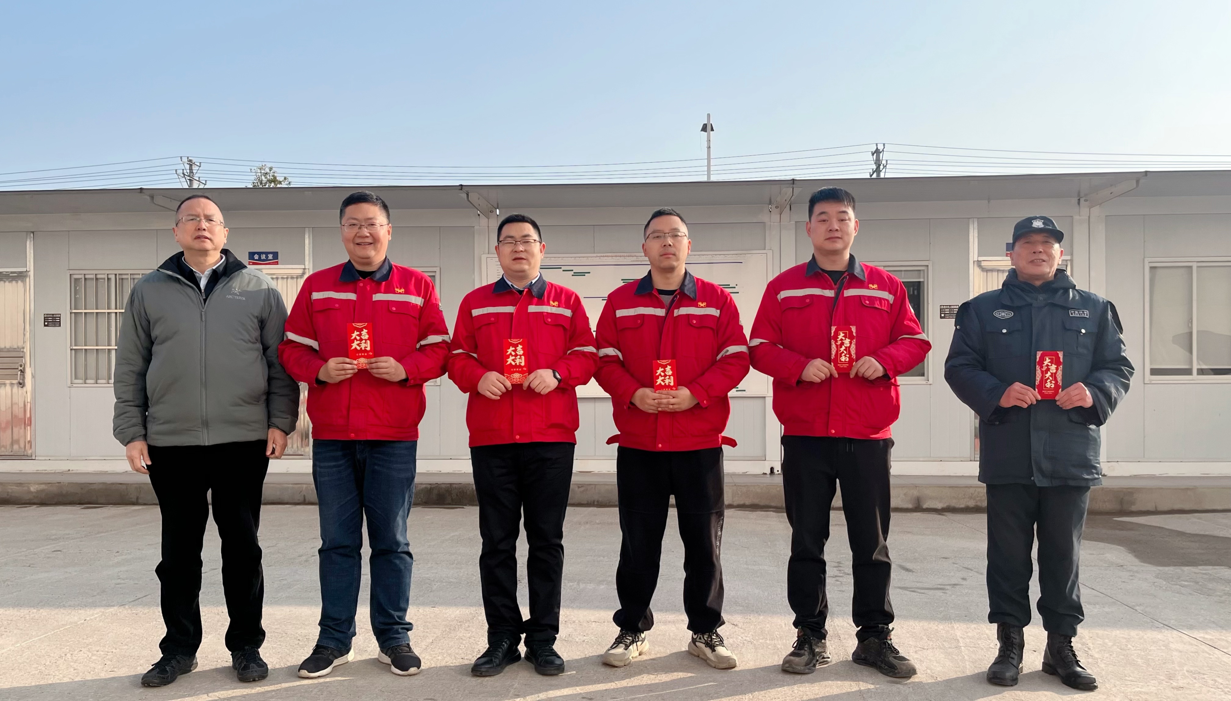 化機(jī)公司黨委書記、董事長、總經(jīng)理?xiàng)钪袧傻巾?xiàng)目現(xiàn)場(chǎng)走訪慰問(圖2) 化機(jī)公司黨委書記、董事長、總經(jīng)理?xiàng)钪袧傻巾?xiàng)目現(xiàn)場(chǎng)走訪慰問(圖2)