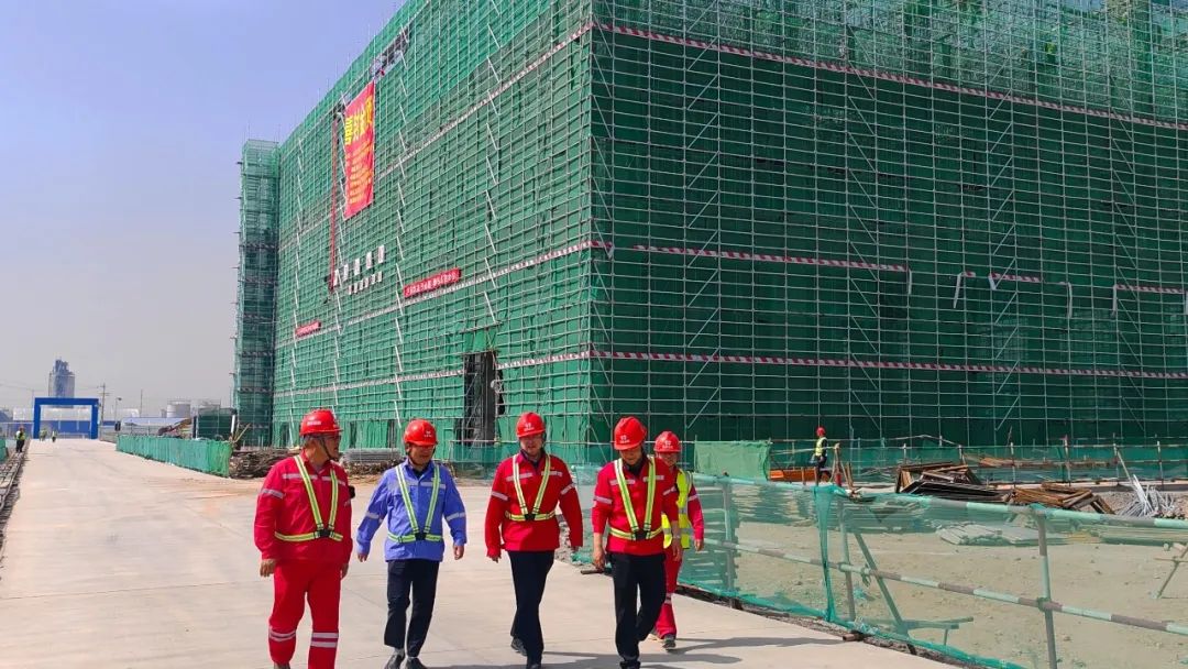 化機公司黨委書記、董事長、總經(jīng)理楊中澤到內(nèi)蒙季戊四醇項目現(xiàn)場辦公(圖2)