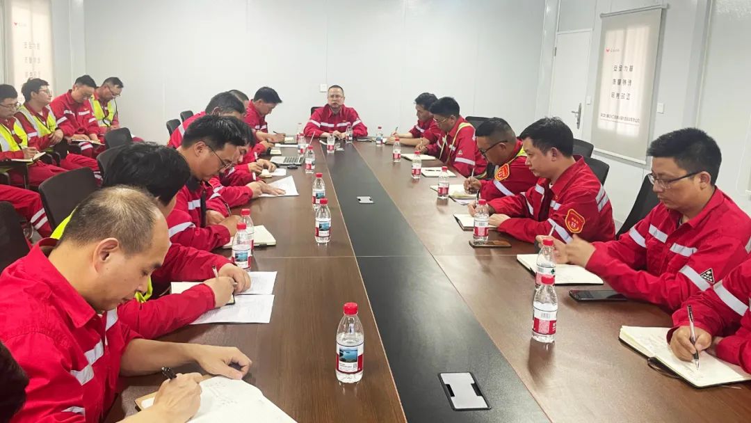 化機公司黨委書記、董事長、總經(jīng)理楊中澤到內(nèi)蒙季戊四醇項目現(xiàn)場辦公(圖3)