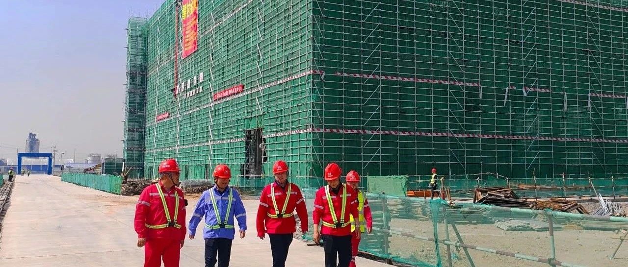 化機(jī)公司黨委書(shū)記、董事長(zhǎng)、總經(jīng)理?xiàng)钪袧傻絻?nèi)蒙季戊四醇項(xiàng)目現(xiàn)場(chǎng)辦公